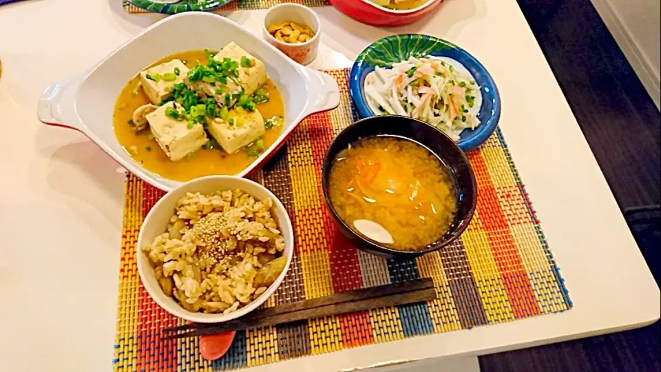 今日の夕食 さば缶と豆腐の生姜煮、大根サラダ、ごぼうの炊き込みご飯、落とし卵の味噌汁|pinknari🐰🌈さん