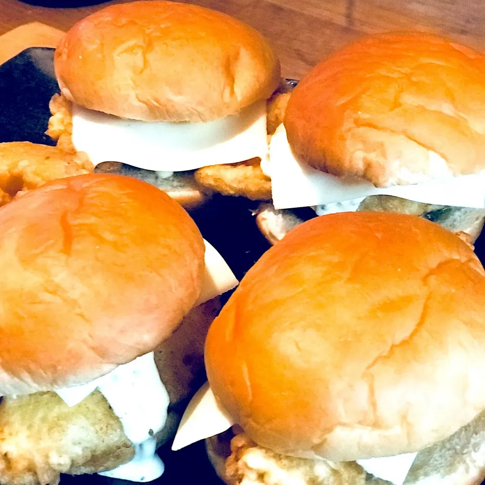 Fresh Fish Fillet Burgers with Cheese and jalapeño Tartar Sauce|Emanuel Hayashiさん