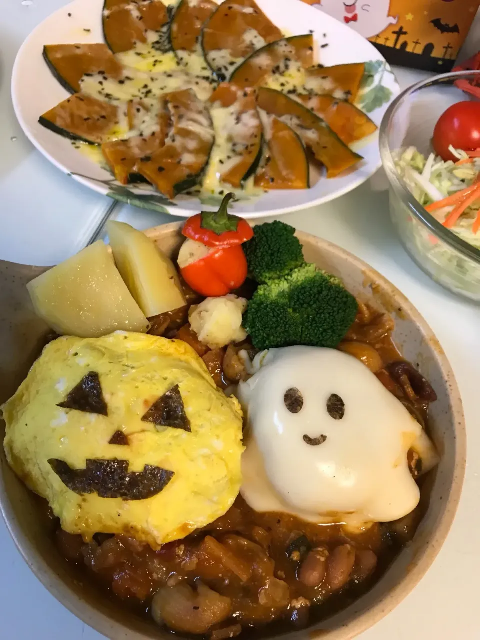 Snapdishの料理写真:ハロウィンディナーは ハロウィンハンバーグ
薄焼き卵かぼちゃとチーズおばけ   
かぼちゃのチーズ焼き🎃
 #ハロウィン  #ハロウィンごはん #ハンバーグ #かぼちゃのチーズ焼き|Snow10さん