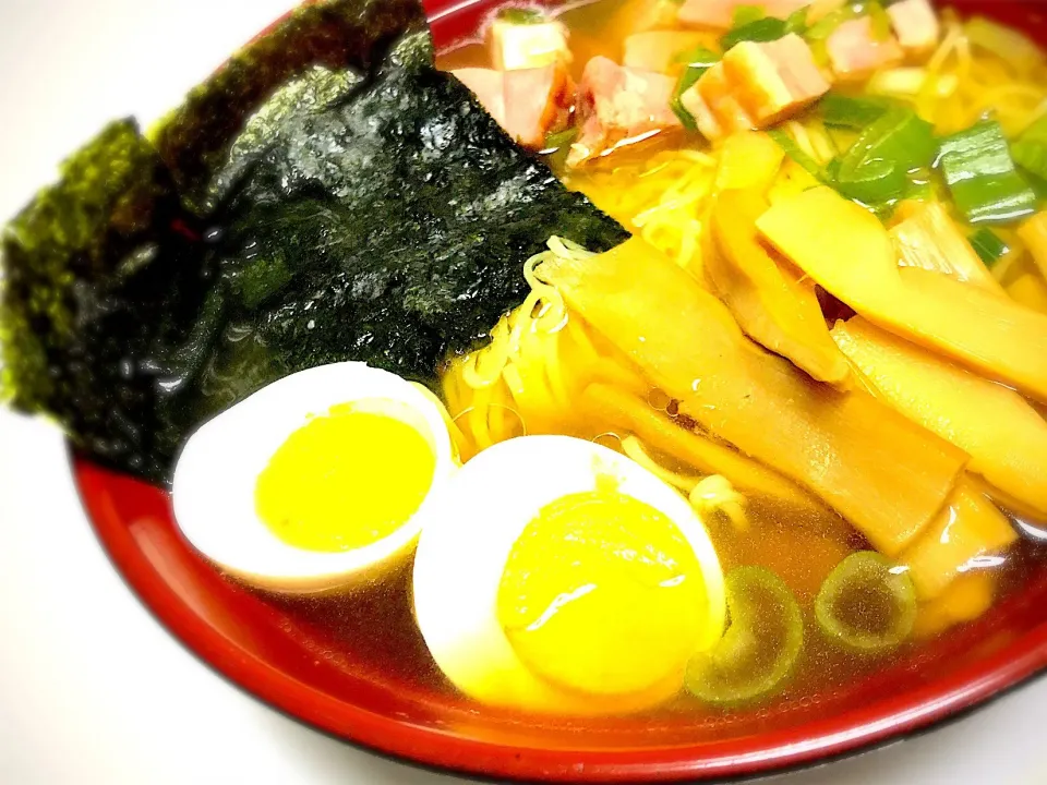 最後に胡麻油をタラ〜リ😋
手作りだからスープもヘルシー🍜熱々ラーメン|ちまさん