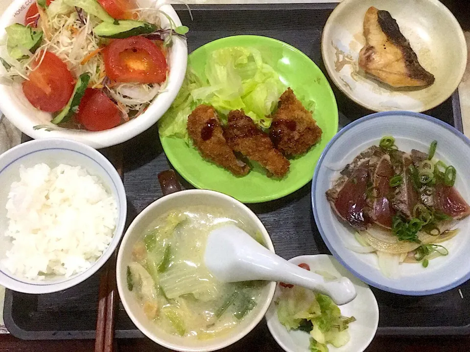 今晩の夕食です。鰤の塩焼き、鰹のタタキ、牛ヒレ肉トンカツ、チンゲンサイのスープ、サラダ、御飯少々です。|詳智　片山さん