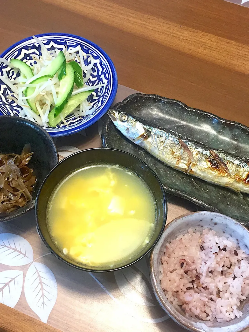 Snapdishの料理写真:晩御飯
秋刀魚の塩焼き、もやしときゅうりの酢の物十穀米、かぼちゃと豆腐の卵スープ、きんぴらごぼう|かよちゃんさん