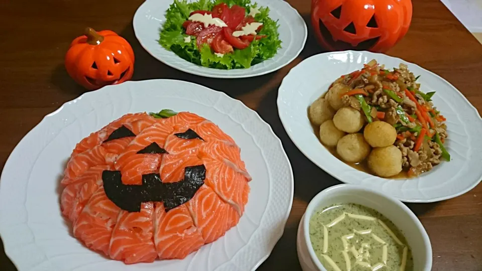 Snapdishの料理写真:ハロウィンご飯🎃サーモン寿司、小松菜ポタージュ、揚げ肉じゃが、サラダ|アンジェさん