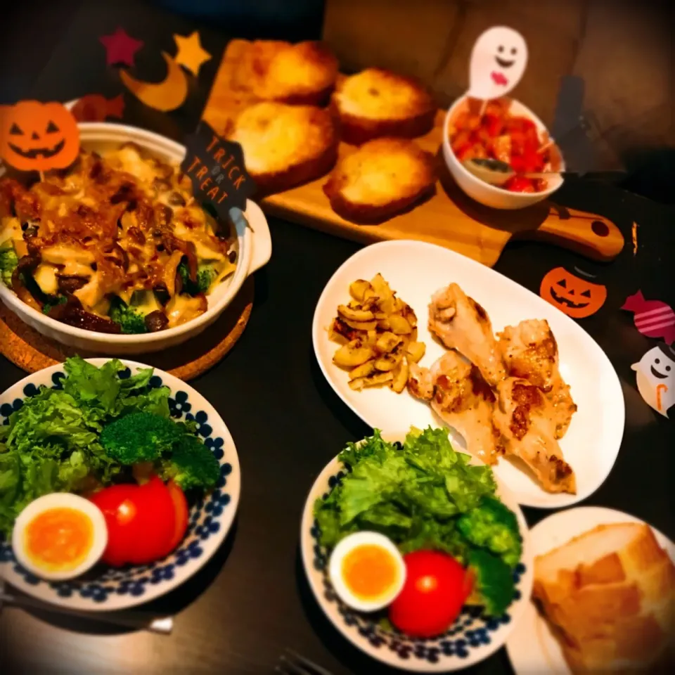 ハロウィンご飯🎃🍴 手羽元のレモンガーリックグリル＊かぼちゃのハニーマスタードチーズ焼き＊ブルスケッタ＊サラダ|さきさん