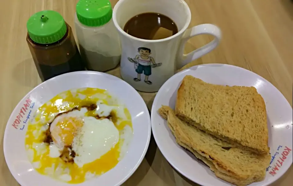 Delicious Singapore's local snack Kaya Toast, Half-boiled Eggs and Coffee. Bought at the foodcourt in Singapore.|tracyさん