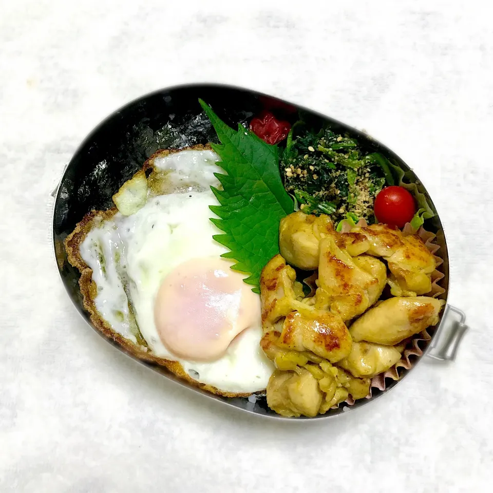 目玉焼き
鶏肉のカレーソテー
ほうれん草の胡麻和え
プチトマト
梅干し
海苔だんだんご飯|Juneさん