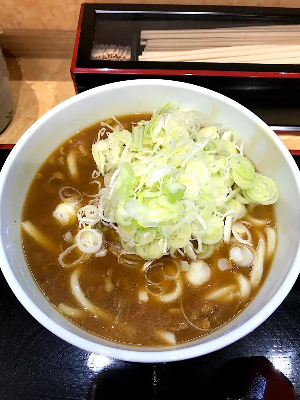 いつものホームグラウンドの小諸そばで「初‼️」のカレーうどん‼️
いつものかき揚げうどんよりうどんが柔らかくて、カレールーにメッチャ絡み付いて旨かった〜〜😊
あ“”“！！！
いつも通りに「ネギ壺」１壺を景気良く投入〜〜😁|shinozakiさん