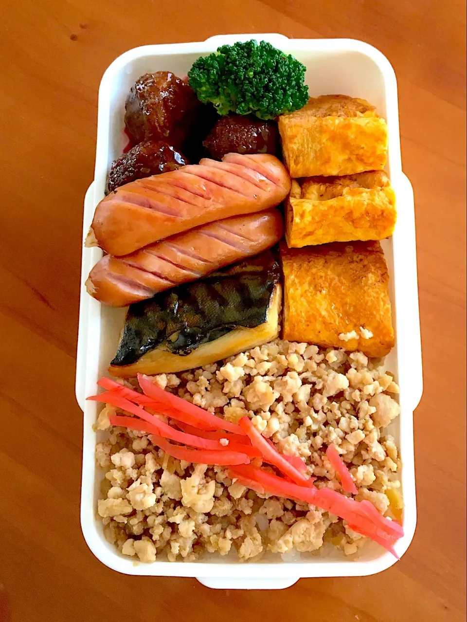 11月1日  お嬢弁当🎶
鳥そぼろご飯   鯖塩焼き  肉団子甘酢あん  玉子焼き  ウィンナー  ブロッコリー‼️|みゆさん