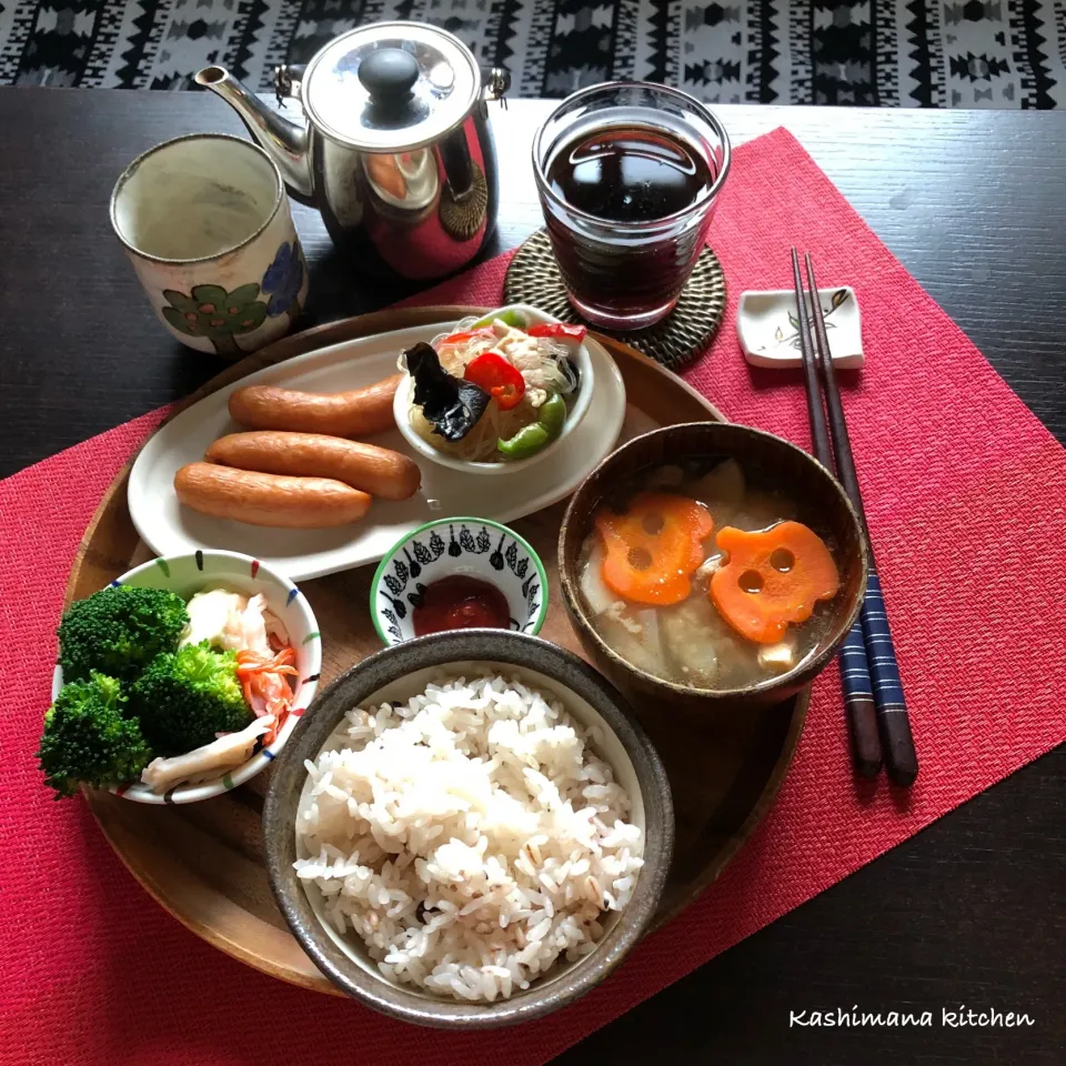 Snapdishの料理写真:豚汁の人参をハロウィンっぽくしてみました🎃
Breakfast😋🍴
Have a nice day😎❣️|Kashimanakitchenさん