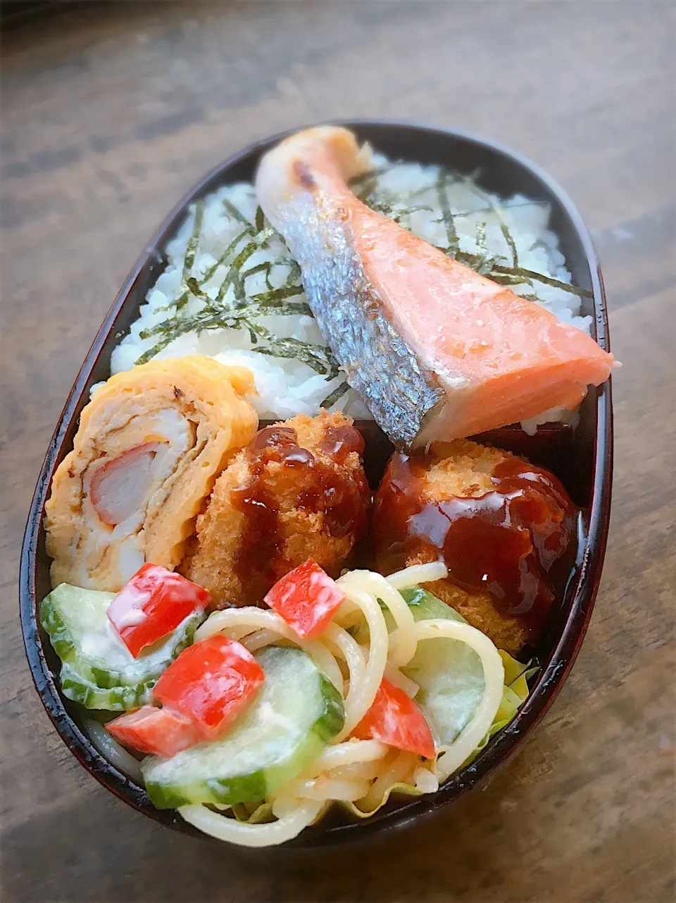 今日のお弁当
・塩シャケ
・ジャガコロッケ
・カニカマ入だし巻き
・パスタサラダ|akiさん