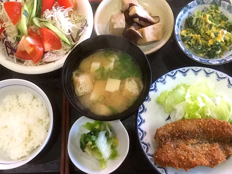 Snapdishの料理写真:本日の昼食です。鰯のフライ、大根の間引き菜の卵とじ、椎茸と里芋の煮物、サラダ、味噌汁、お漬物、御飯少々です。|詳智　片山さん