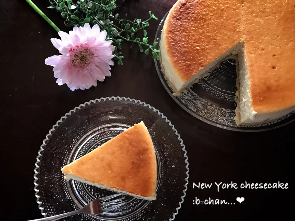 sakurakoちゃんの濃厚、クリーミーなニューヨークチーズケーキ🧀見た目ベイクドチーズケーキになってしまったけど美味しい〜〜❤︎|Bちゃんさん