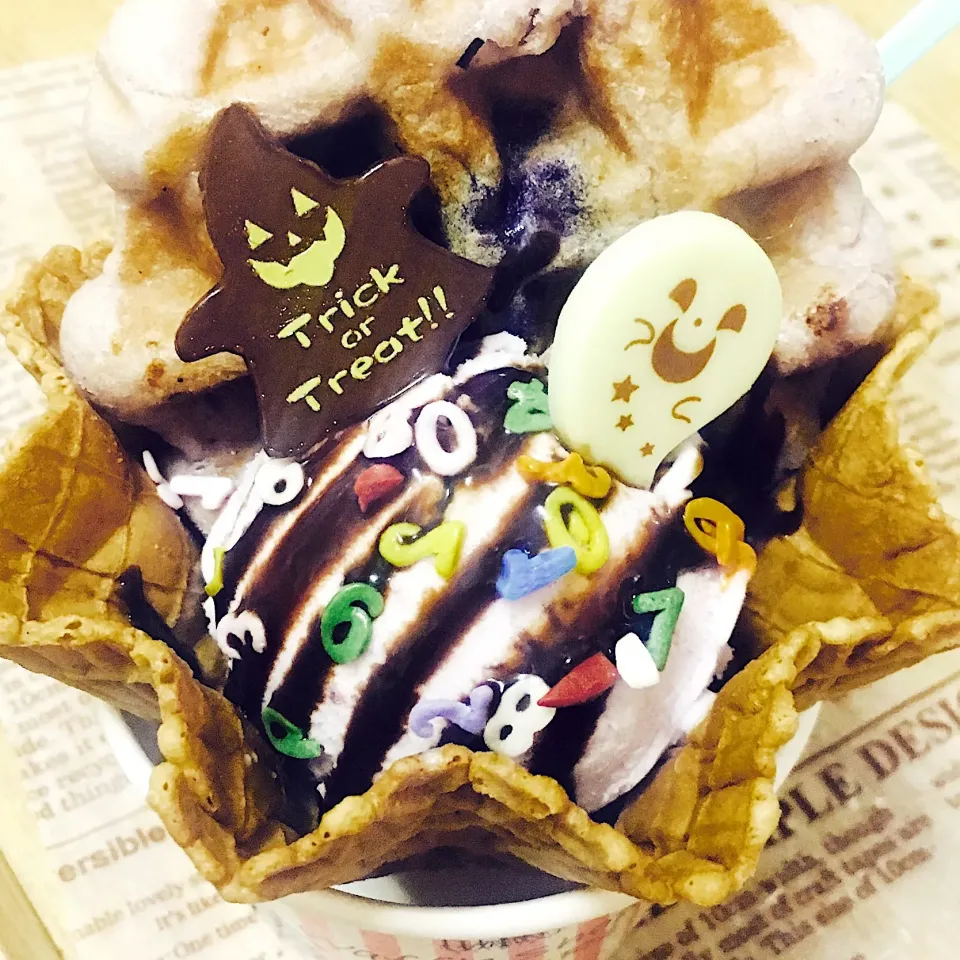 ハロウィンゴースト👻のアイスクリーム 紫芋のワッフルと一緒に...😍|AKUBI*:ஐ(●˘͈ ᵕ˘͈)さん