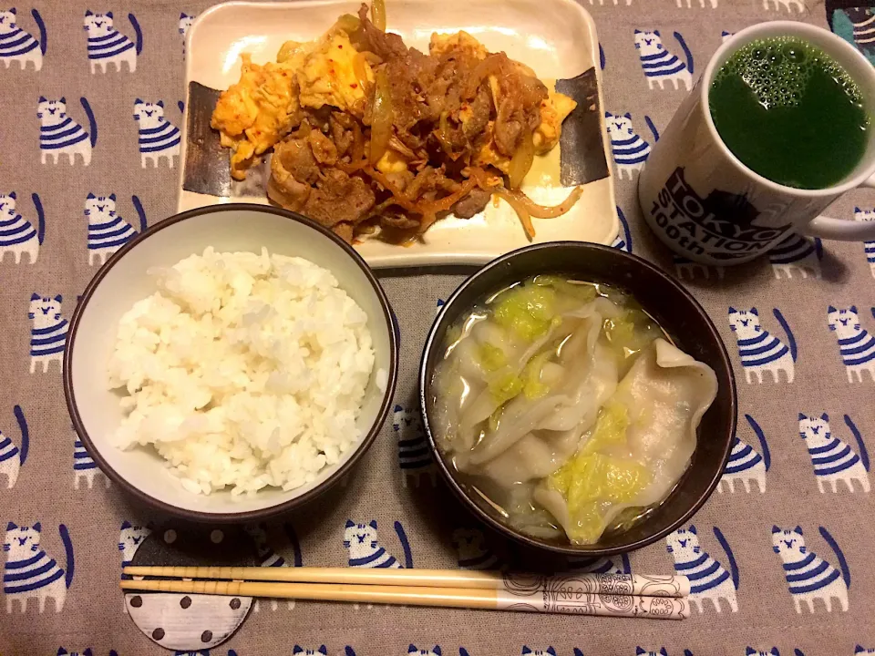 Snapdishの料理写真:2017/10/29(日)お昼ごはん☺︎
#餃子と白菜のスープ#豚キムチ|かなさん