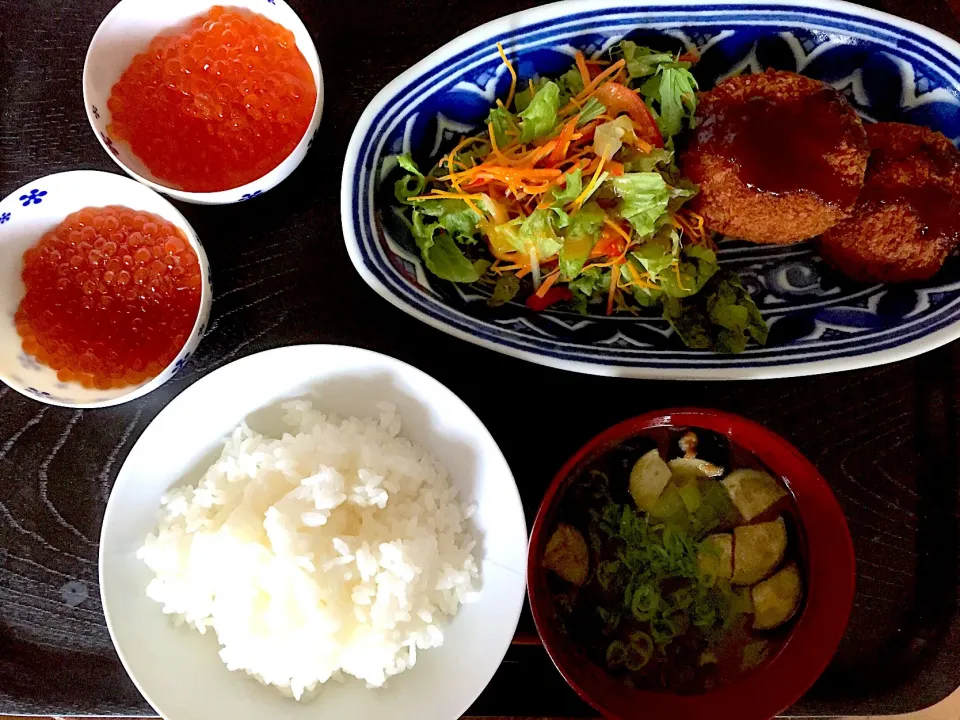 コロッケ
サラダ
味噌汁
塩漬けと醤油漬けいくらと|ラーメンの小池さん