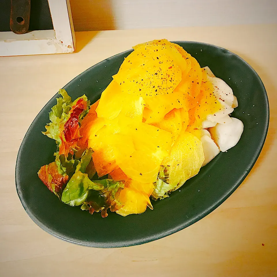 Snapdishの料理写真:柿のサラダ

#サラダレシピ  #柿  #カブのサラダ|〜かもねぎポン酢食堂〜TOMOEさん