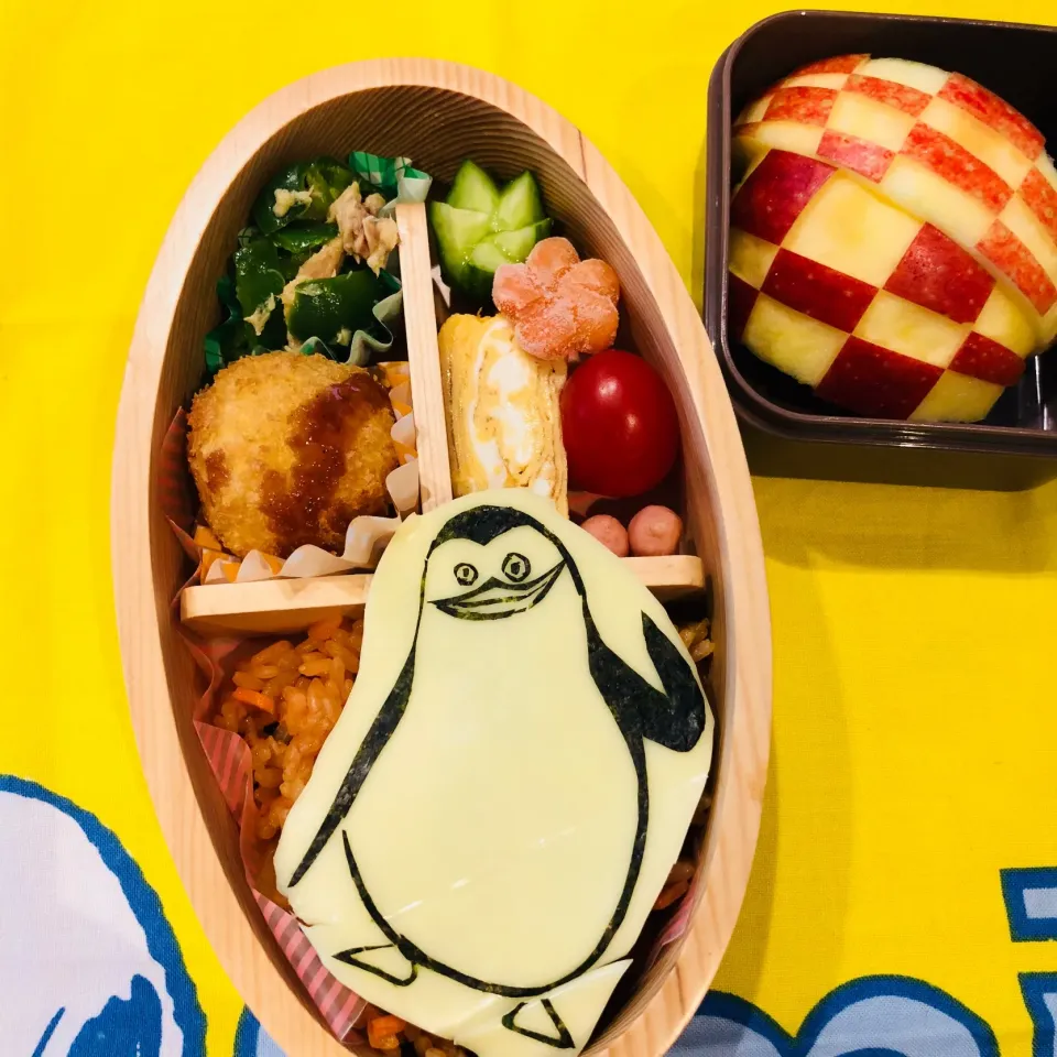 Snapdishの料理写真:プチ寝坊。そんな時はペンギンズ
#ペンギンズ弁当
#マダガスカル弁当
#リンゴの飾り切り
#ユキ弁|tuyet716さん