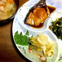 今日の夜ご飯
鰤の照り焼き
きゅうりの酢の物
白菜の煮物
豚汁|♪nanamin♪さん