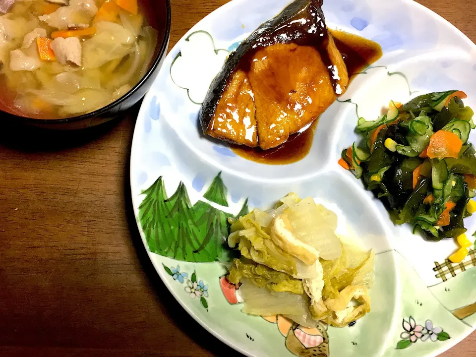 今日の夜ご飯
鰤の照り焼き
きゅうりの酢の物
白菜の煮物
豚汁|♪nanamin♪さん