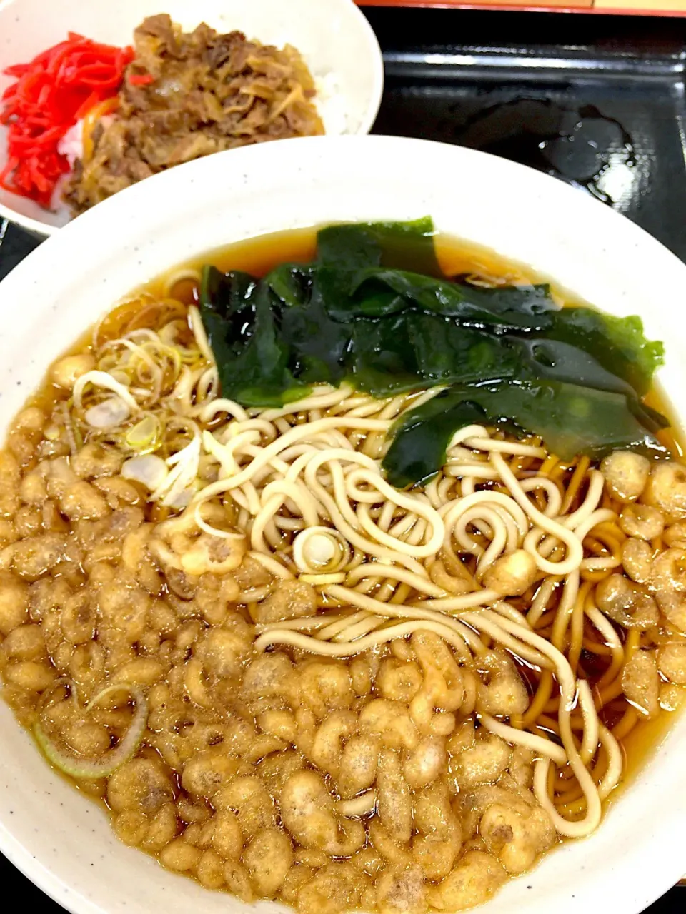 Snapdishの料理写真:たぬきわかめそば&ミニ牛丼セット|T. Wonderさん