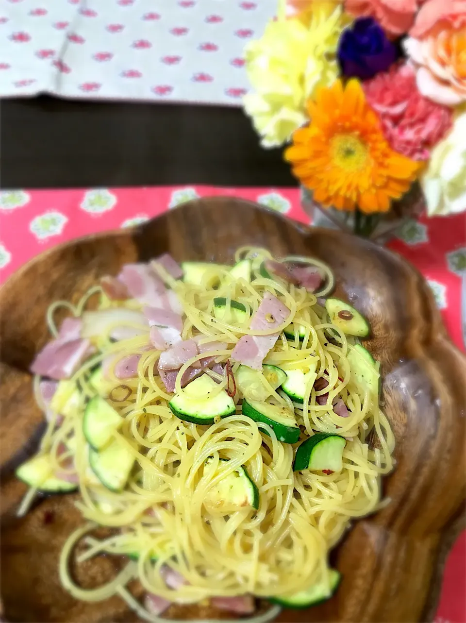 #ペペロンチーノ 頂き物の美味しいベーコンとズッキーニ🤤✨|禄 恵さん