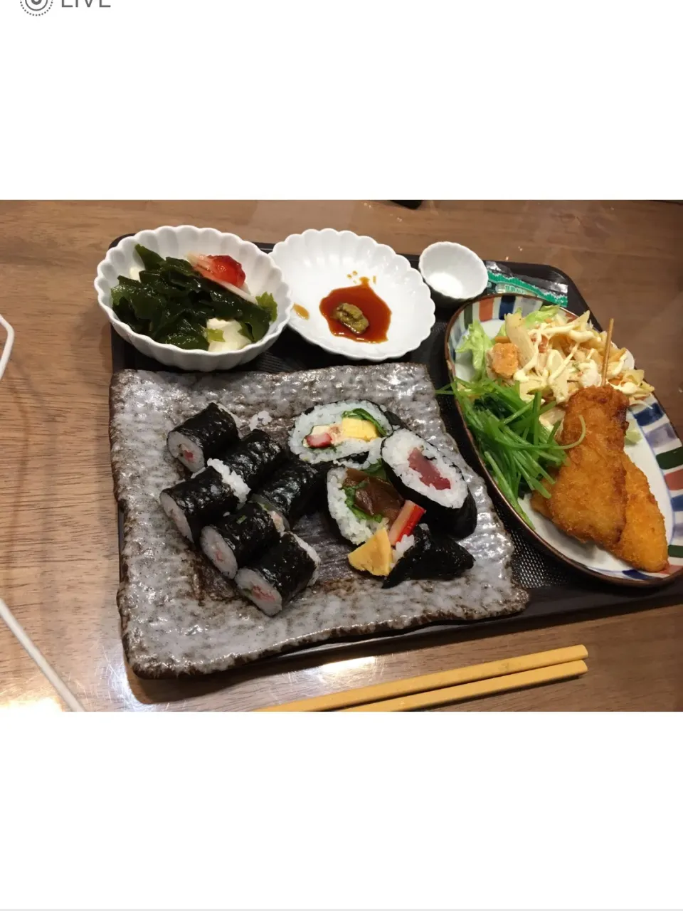 Snapdishの料理写真:ワカメの酢の物
手巻き寿司
白身魚のフライ|マダム   ハ・シャーミさん