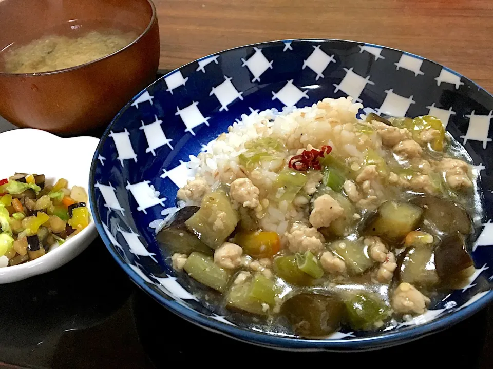 単身赴任の晩ごはん🌙ただいま〜🌠
茄子とピーマンのそぼろあんかけ丼
あられ切り野菜の塩もみ
ワカメととろろ昆布の味噌汁
#あんかけ丼#残り野菜#とろろ昆布|ぽんたさん