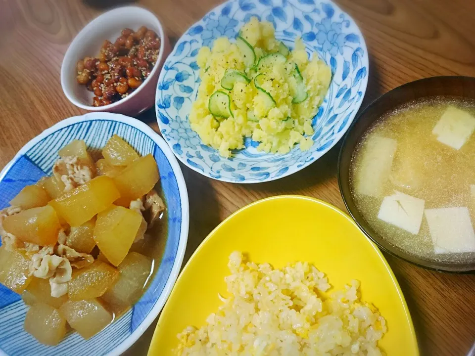 Snapdishの料理写真:・冬瓜と豚肉の煮物
・ポテトサラダ
・豆腐の味噌汁
・卵炒飯
・大豆の甘辛煮|ようかんさん