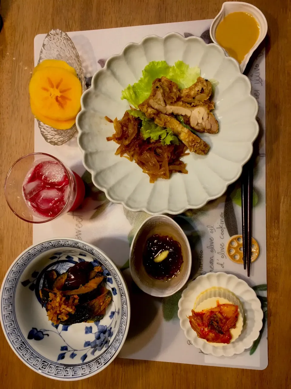 鶏モモ肉と玉ねぎのゴマダレ掛け
冷奴のキムチのせ
カボチャとなす揚げ物   生姜のみじん切りをのせて！
柿
紫蘇ドリンクで疲労回復を|マダム   ハ・シャーミさん