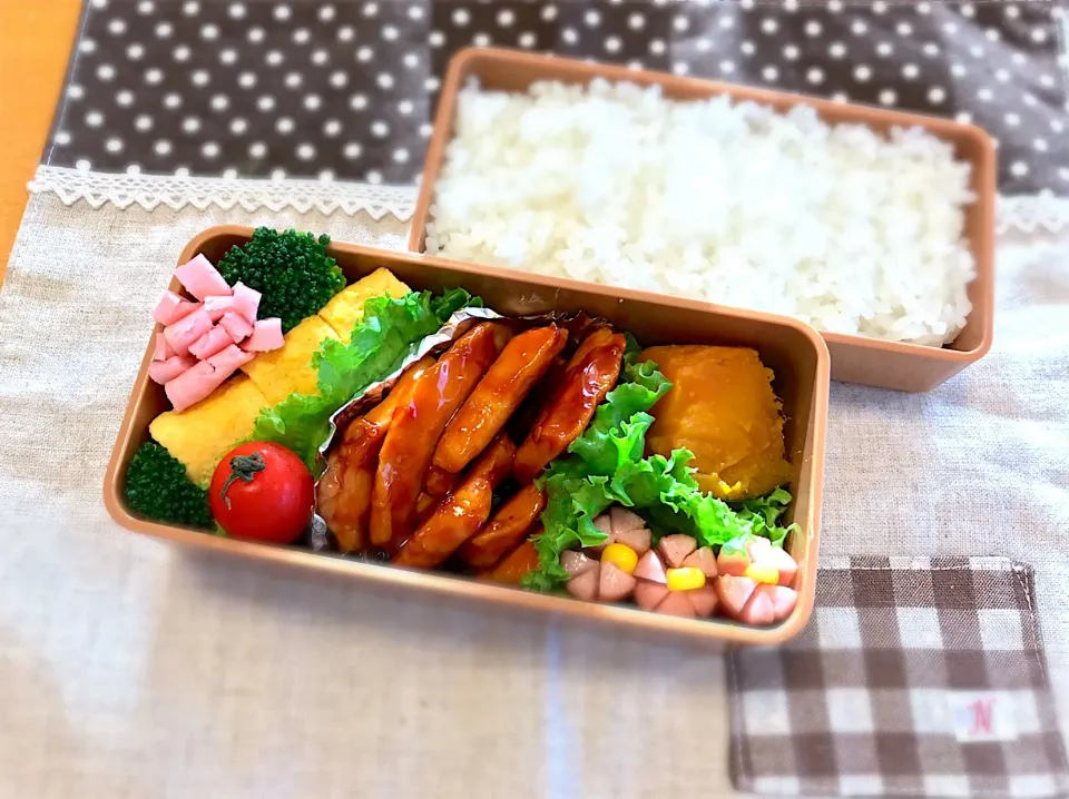 ともさんの料理 鶏胸肉のピリ辛ケチャップ炒め🐓
卵焼き🍳
かぼちゃの煮物🎃
ウインナー&ハム🌸
🌳🍅🍚|あやこさん