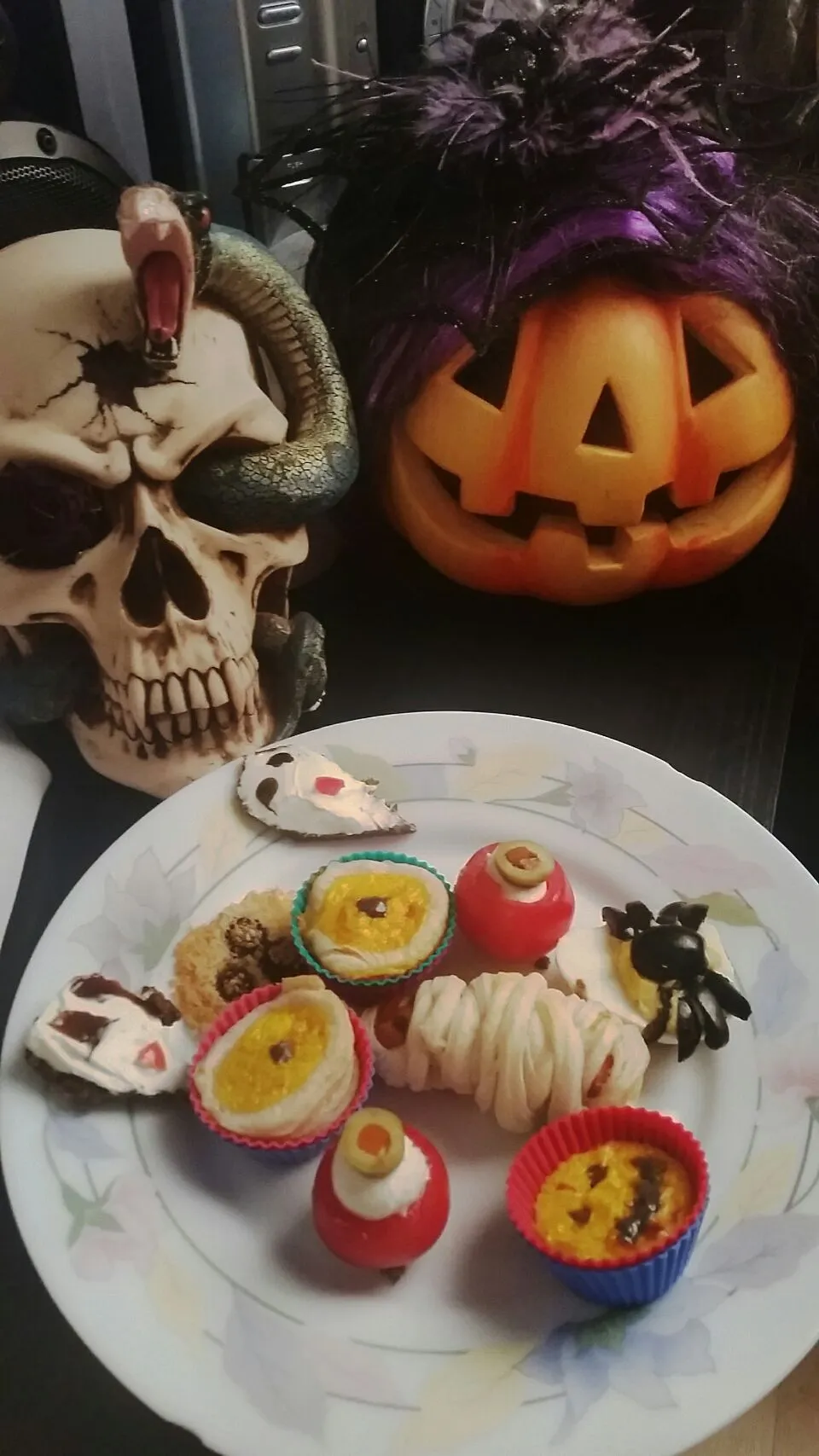 🎃  Halloween Plate 🎃
selfmade: Spider eggs, pumpkin tartelettes, Wienerli Sausage mummies, Tomatoe Mozzarella Eyes, Parmesan Cracker, fresh cheese ghosts on pum|Najeskaさん