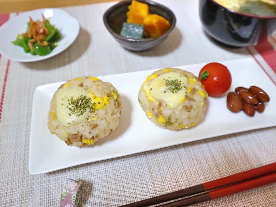 肉味噌チーズ焼きおにぎり✴︎かぼちゃの煮付け✴︎ピーマンの桜海老炒め|snow_sun57さん