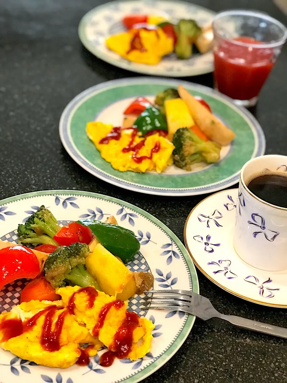 Snapdishの料理写真:彩り温野菜とマヨネーズ入り卵焼きで朝ごはん|シュトママさん