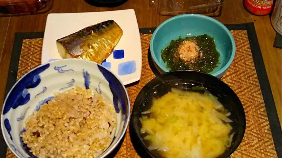 鯖塩焼き＆めかぶ＆キャベツの味噌汁|まぐろさん