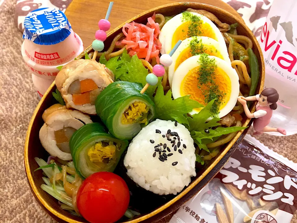 ピリ辛焼きそば&ミニミニおにぎり🍙(梅)&青梗菜の菊花🌼巻きおひたし&八幡巻き&水菜の自家製なめ茸和え&わさび菜&プチトマト🍅&アーモンドフィッシュのダーリンお弁当♪

 #弁当  #フチ子  #骨太弁当 #ダーリン骨ヒビまだ完治せず|桃実さん