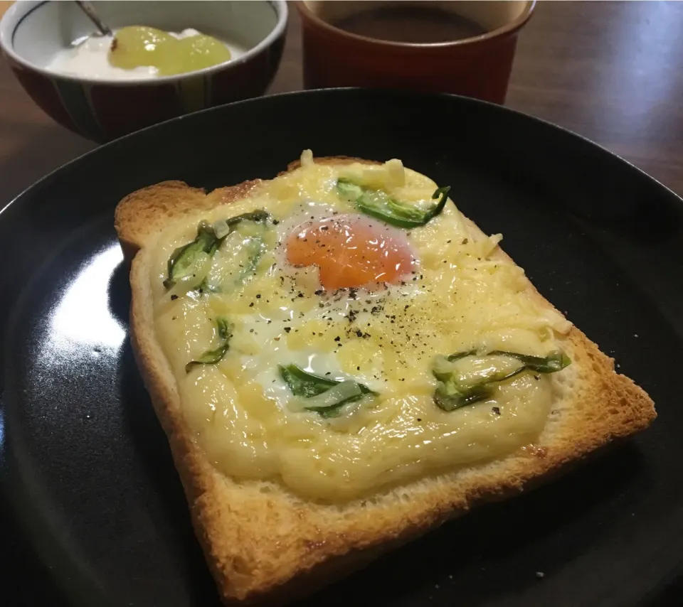 Snapdishの料理写真:単身赴任の朝ごはん☀️
目玉トースト🍞
ヨーグルト&ぶどう🍇
ココア
#目玉トースト#ヨーグルト|ぽんたさん