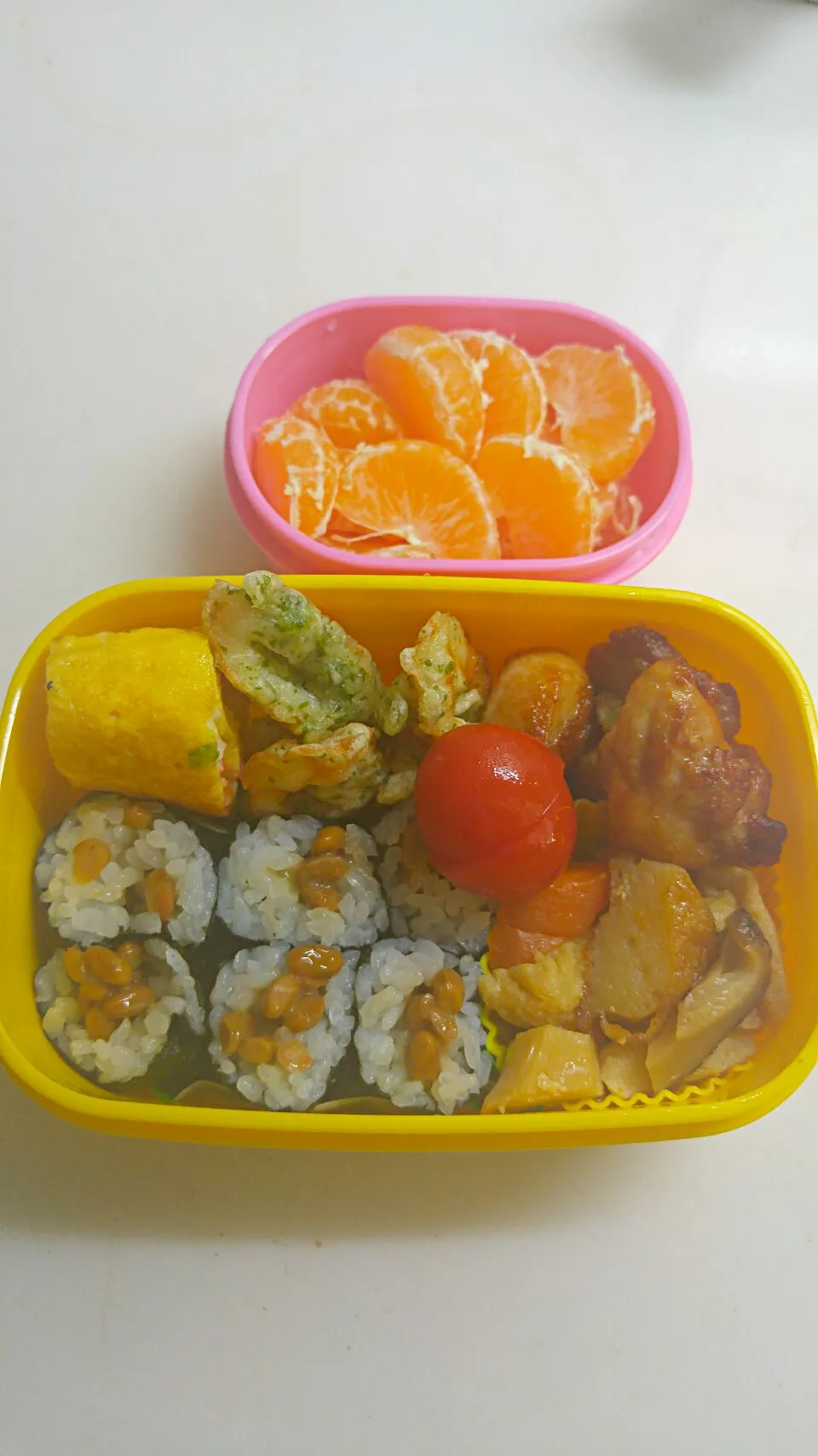 ☆保育園弁当＊2歳☆納豆巻き＊ｶﾆｶﾏ葱玉子焼き＊五目煮しめ＊唐揚げ＊竹輪磯揚げ＊ﾐﾆﾄﾏﾄ＊みかん|ｼｮｺﾗさん