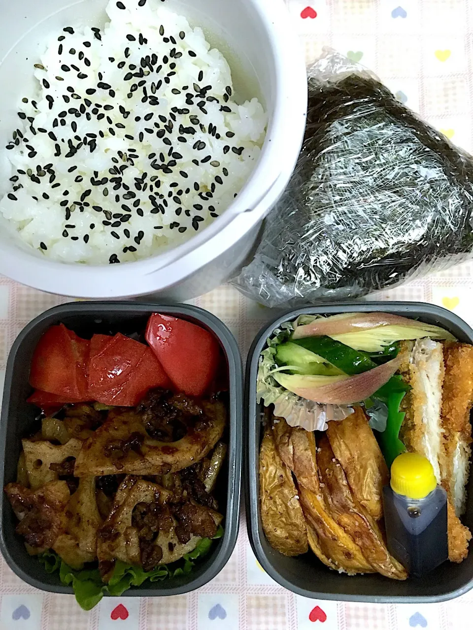 11月2日 息子弁当 アジフライ フライドポテト 蓮根挽肉ソース炒め トマト  鮭おむすび|オリーブさん