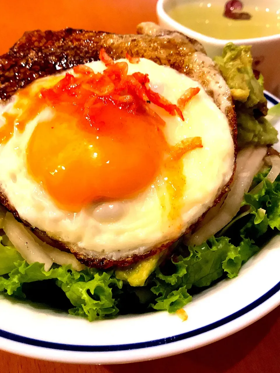 アボカド🥑ゴボウ  人参  青唐辛子  レタスの丼  目玉焼きのせ🍳|ch＊K*∀o(^^*)♪さん