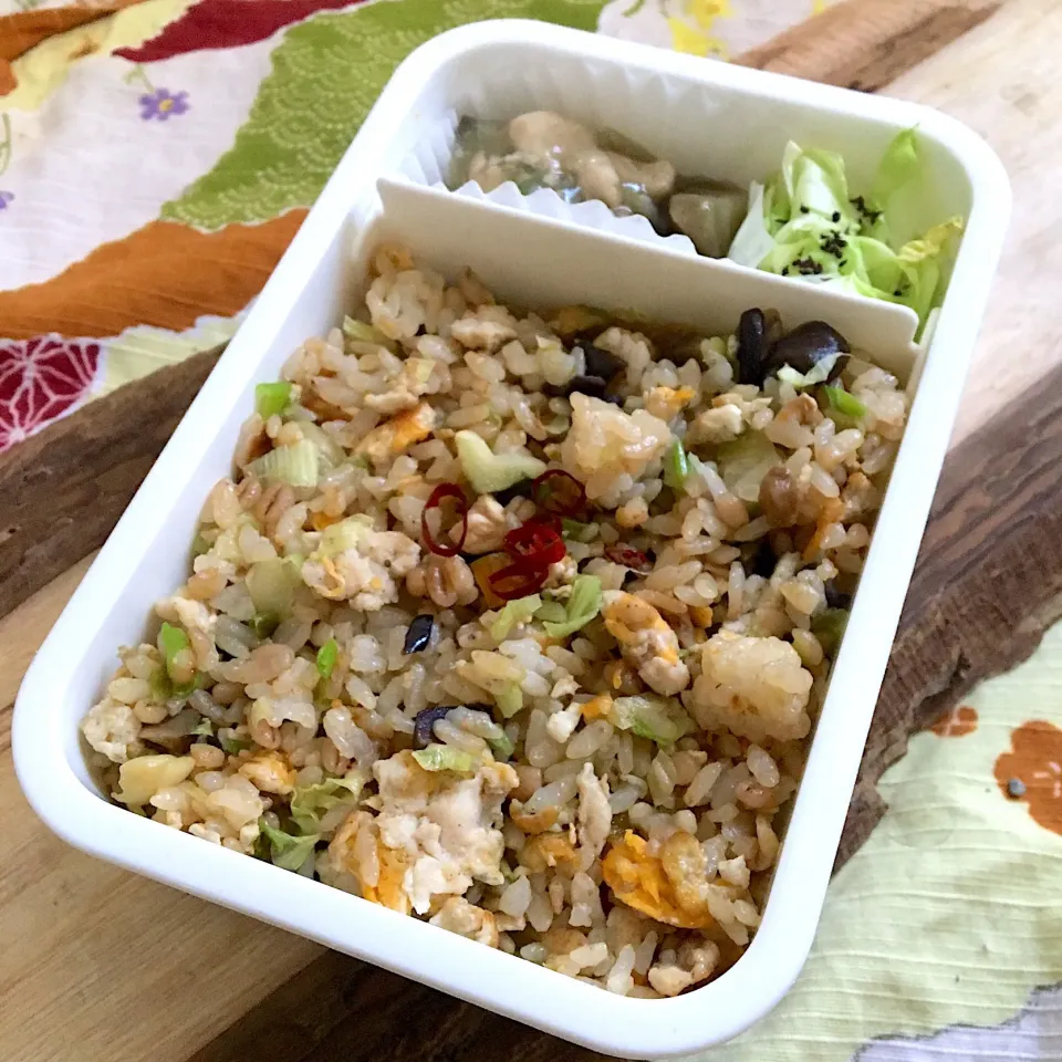 単身赴任の昼ごはん☀️
お弁当🍱
あられ切り野菜の塩もみと鶏🐓の炒飯
茄子とピーマンの炒め
キャベツとゆかり
ゴボウ茶|ぽんたさん