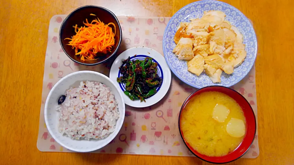 Snapdishの料理写真:９月２８日　鶏ハム　ピーマンの塩昆布和え　にんじんの和風サラダ　お麩のお味噌汁|いもこ。さん