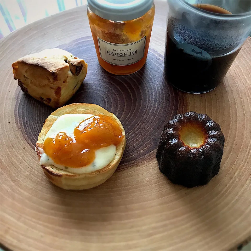 休日モーニング。
ユヌクレさんのいちじくと林檎のスコーン
MAISON IKEさんのカヌレ 
PanPan堂さんのラウンドにペッパージャック🧀とMAISON IKEさんのアプリコットバニーユのコンフィチュール 
コーヒー 

#豪徳寺のパン屋さん  #金沢のお菓子屋さん 
#白金のパン屋さん #エチオピア|ちこさん