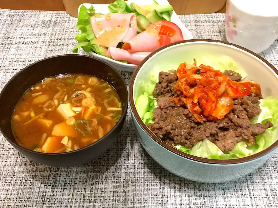 韓国風プルコギ丼、赤だし
サラダ|kumi♡さん