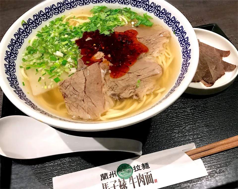 Snapdishの料理写真:蘭州牛肉面（細麺+牛肉大盛 ・パクチー少）|toshi,I🍴さん