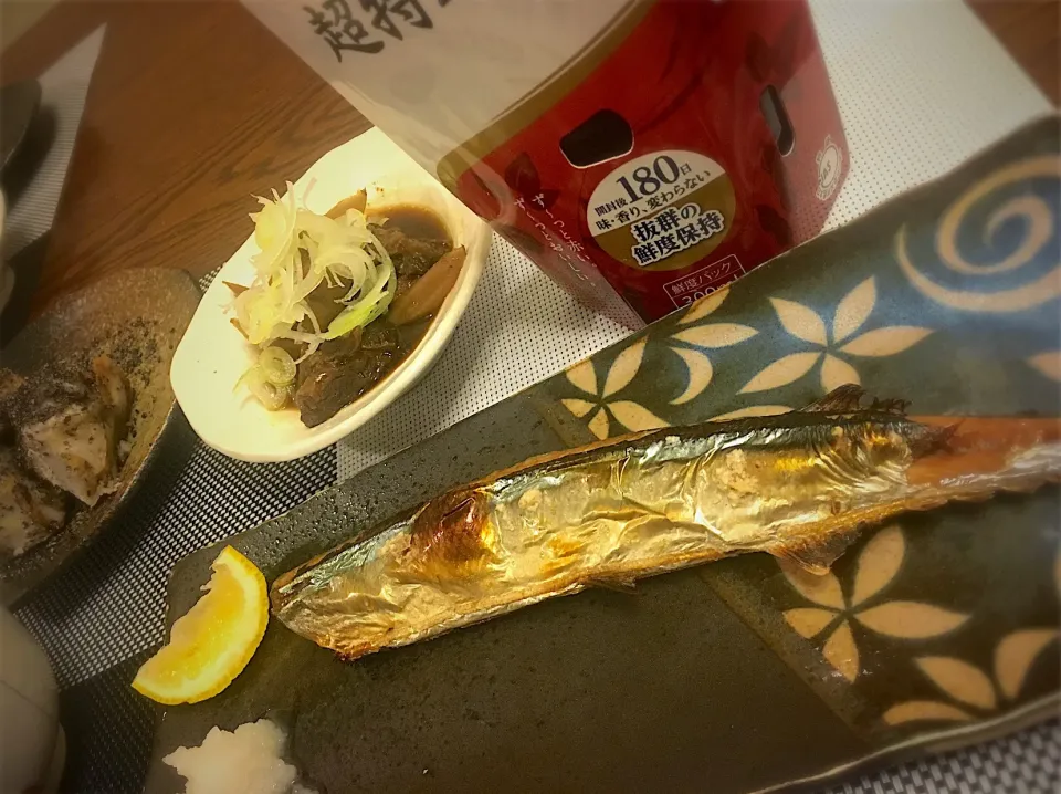 Snapdishの料理写真:牛スジ煮込み＆秋刀魚
withヤマサ鮮度の一滴超特選しょうゆ|yukarinさん