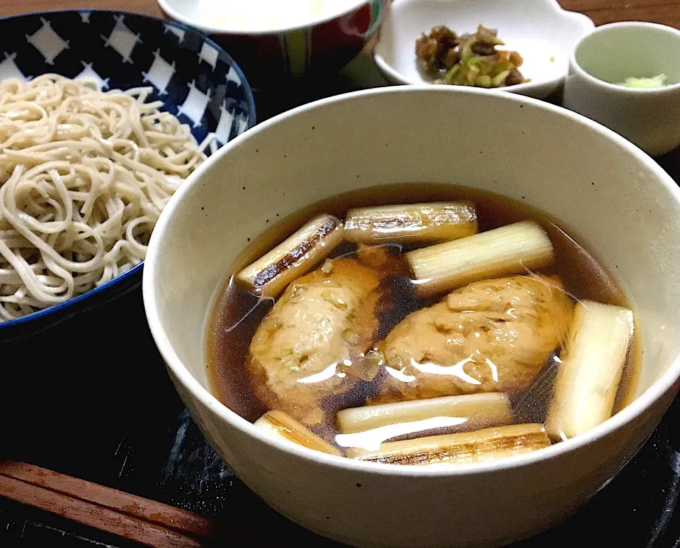 Snapdishの料理写真:単身赴任の晩ごはん🎑                           キャベツ入つくね汁蕎麦🐔 あられ切り野菜の塩もみ 酒粕入なめ味噌 白飯  #つけ汁蕎麦#なめ味噌|ぽんたさん