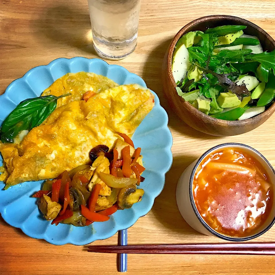 Snapdishの料理写真:トマト・モッツァレラ・バジルのオムレツ／鶏肉と野菜とマッシュルームのカレー炒め／グリーンサラダ（洋梨・アボカド・スナップエンドウ・ベビーリーフ）／マカロニトマトスープ|mogwaiさん