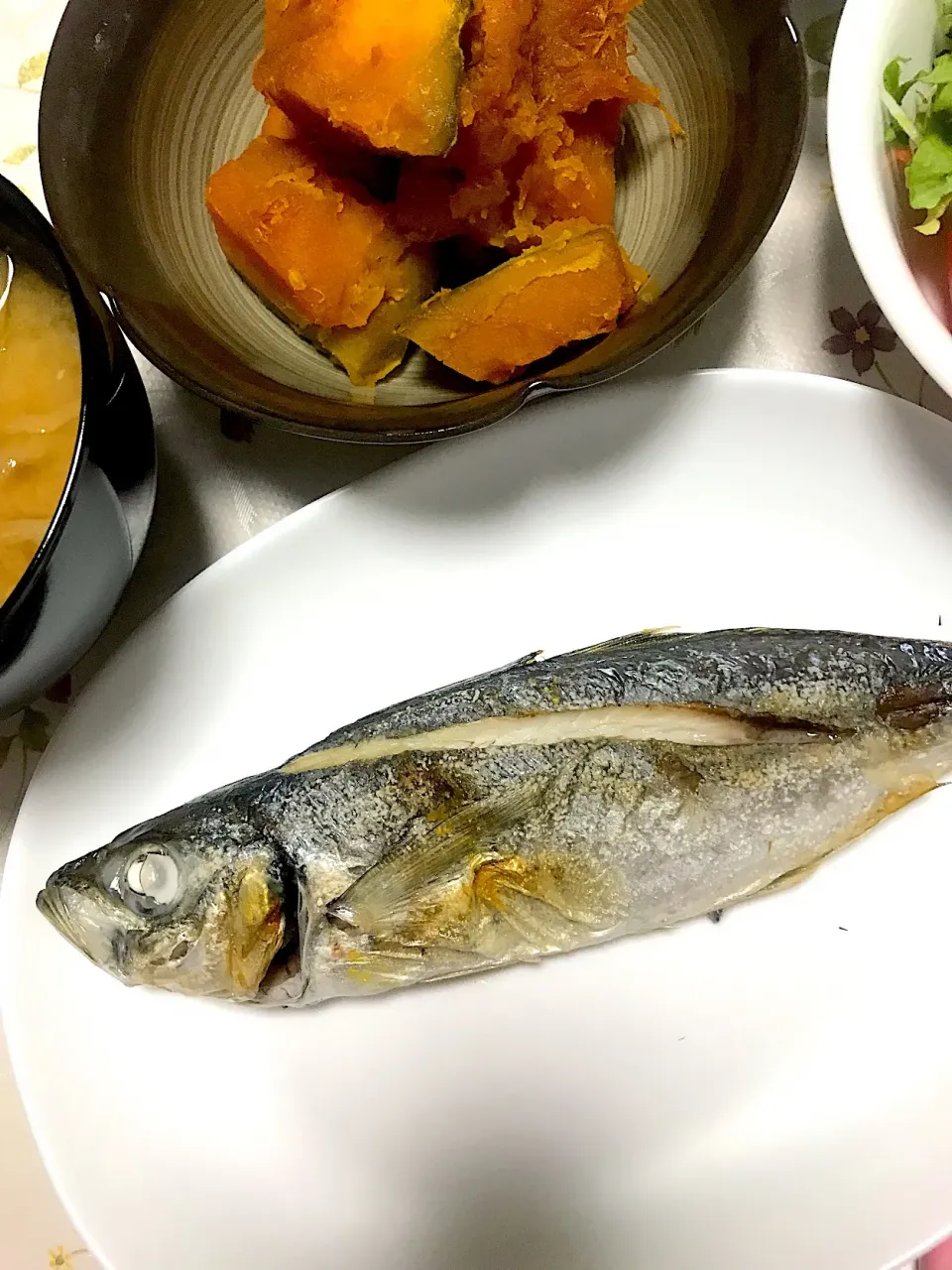 鯵の塩焼き、カボチャの煮物、お味噌汁、サラダ(*^^*)|プリンセスみっちゃんさん