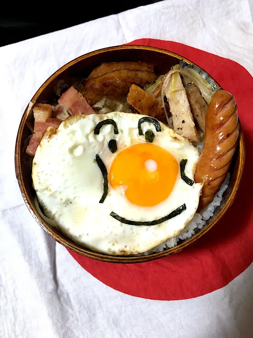 今日はゴチャ弁 
目玉焼きアンパンマン🍳


今日は祝日出勤なり㊗️

って事で、弁当包みは日の丸🇯🇵










調布|にゃおさん