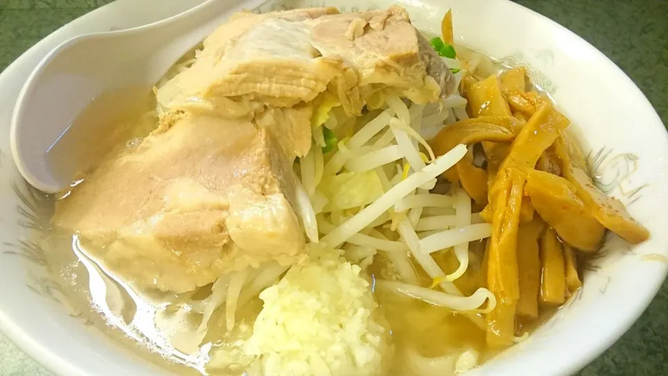 二郎 新宿小滝橋通り店 の ラーメン + 自家製めんま(100円) + ニンニク（無料) ＠ 新宿、新宿西口、西武新宿17153|大脇さん